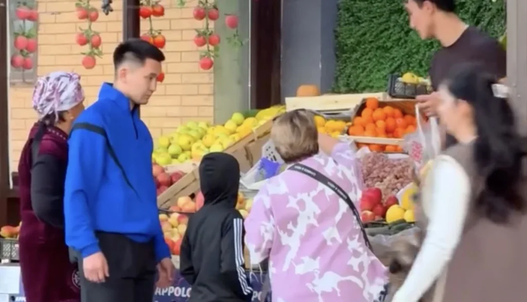 қарны аш балаға көмек көрсеткен әйел адам жұртты елжіретті (ВИДЕО)