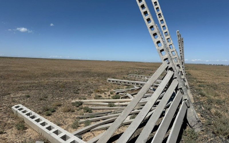 «Үшарал — Достық» автожолындағы қардан қорғайтын қоршаулар қирап қалған