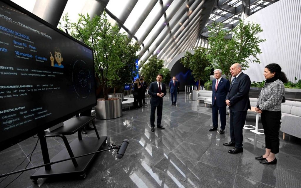 Қазақстан және Мажарстан президенттері Alem.AI жасанды интеллект орталығын аралады