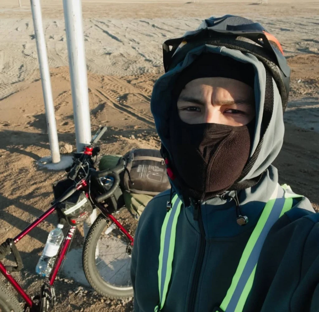 18-летний казахстанец отправился в Мекку на велосипеде, проезжая тысячи километров в одиночку