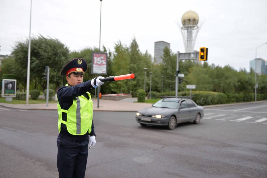 В Алматы внедорожник сбил регулировщика на оживлённом перекрёстке