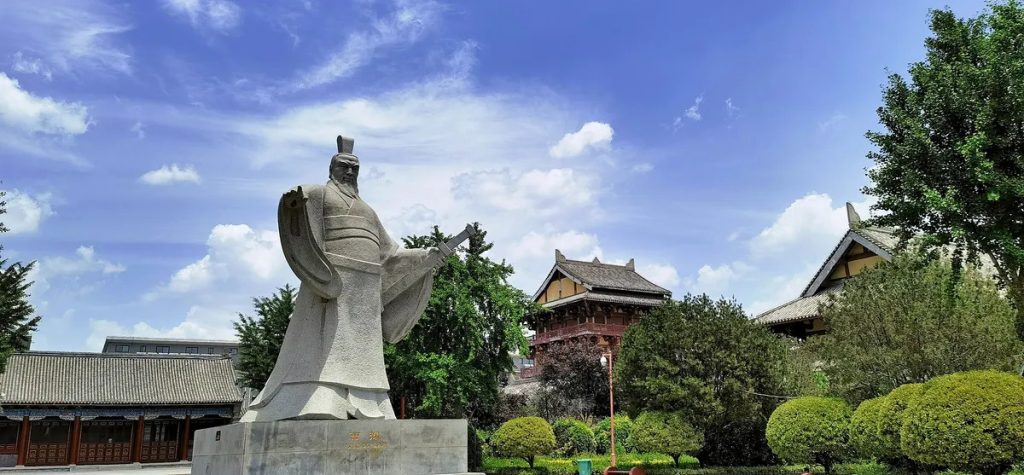 Статуя Цао Цао стоит на площади в центре старого города Сюйчан. Фото: VCG