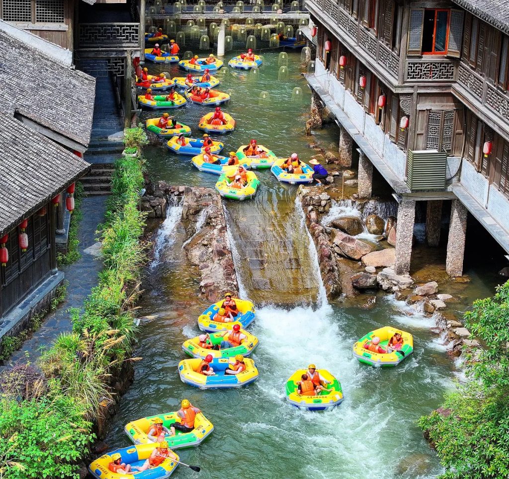 Туристы сплавляются по реке в Фучжоу. Фото: VCG