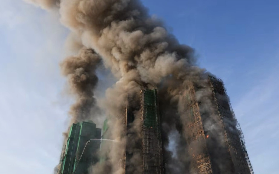 Семьи погибших при пожаре в Гонконге получат по $25,7 тысячи Пожар в Гонконге