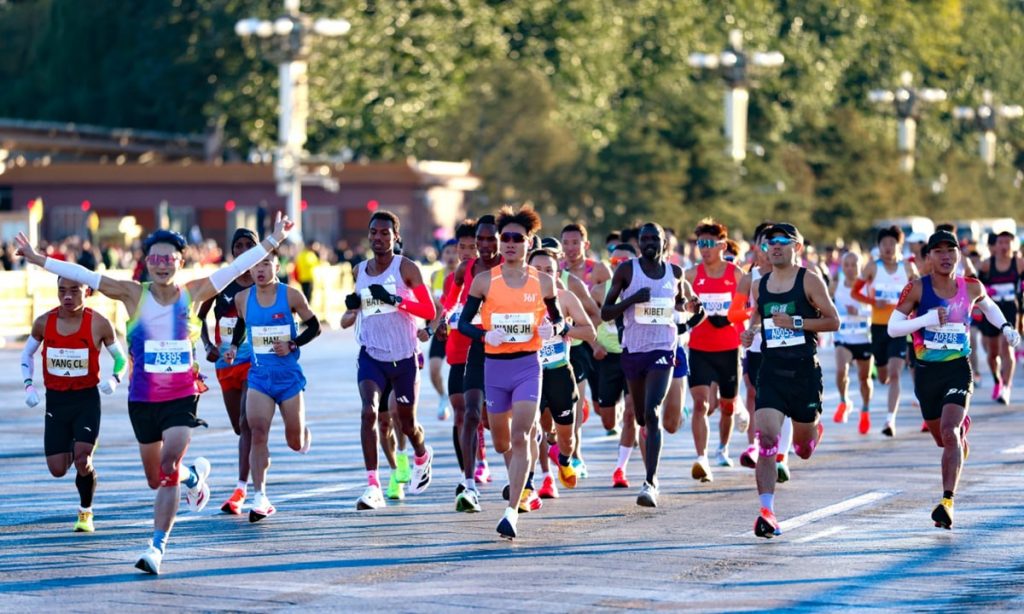 Пекинский марафон собрал рекордные 32 тыс. участников
