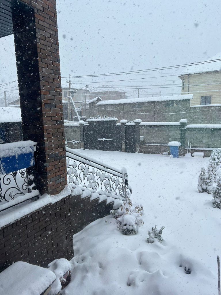 Алматы преобразился после снегопада: город укрыт белым одеялом