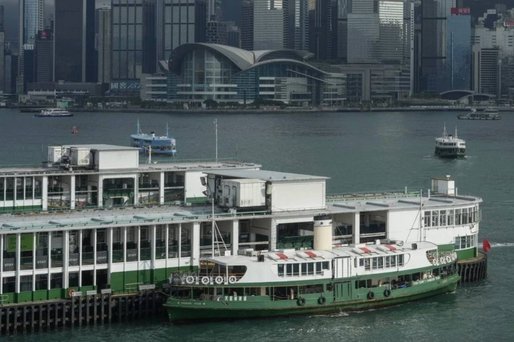 В Гонконге мужчина упал в море у причала Star Ferry и погиб