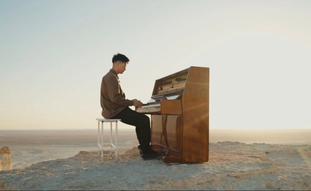 Казахстанский пианист Ратович исполнил легендарную композицию Ханса Циммера на фоне урочища Бозжыра