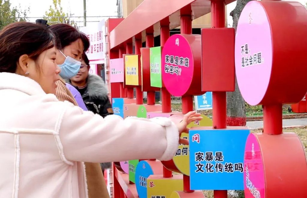 В Китае приравняли совместное проживание до брака к семейным отношениям при рассмотрении дел о домашнем насилии