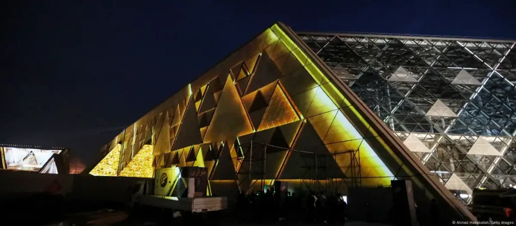 Возле пирамид Гизы открылся Большой Египетский музей