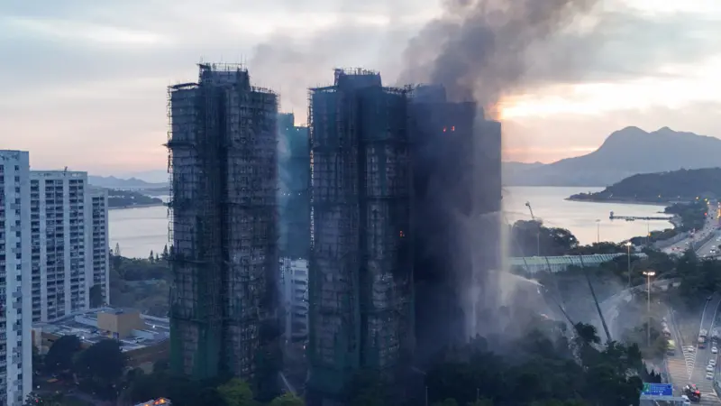 Число жертв пожара в жилом комплексе в Гонконге растет. Задержаны три человека Пожар в Гонконге