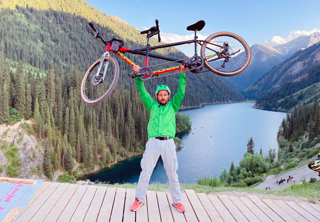 Казахстанец с 5% зрения поедет на велосипеде из Алматы в Мекку