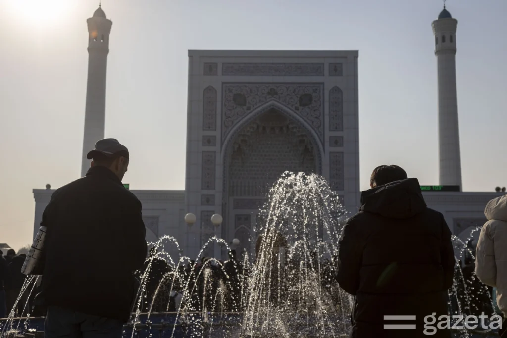 В Узбекистане вознесли массовую молитву о дожде: тысячи верующих попросили небеса о ниспослании дождя Намаз в Ташкенте о дожде