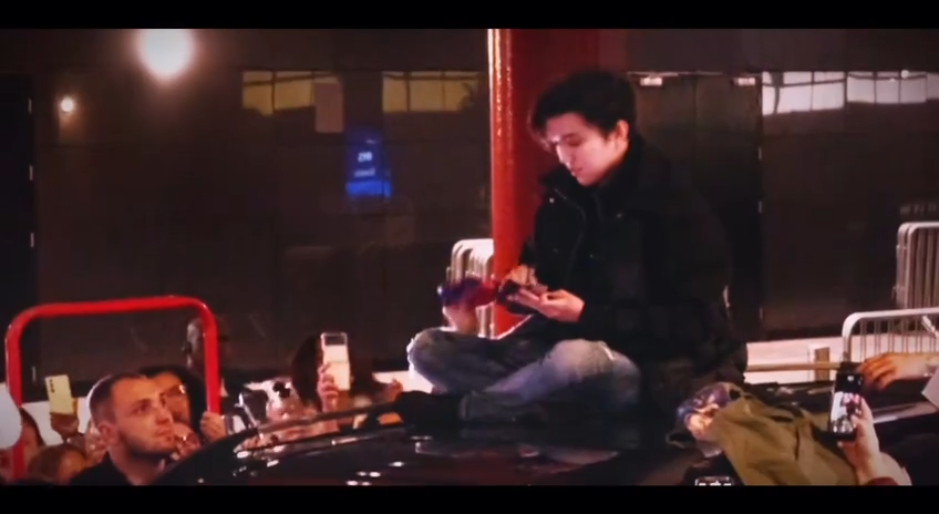 Концерт Димаша в Лондоне прошёл с аншлагом: певцу пришлось залезть на крышу автомобиля из-за толпы фанатов