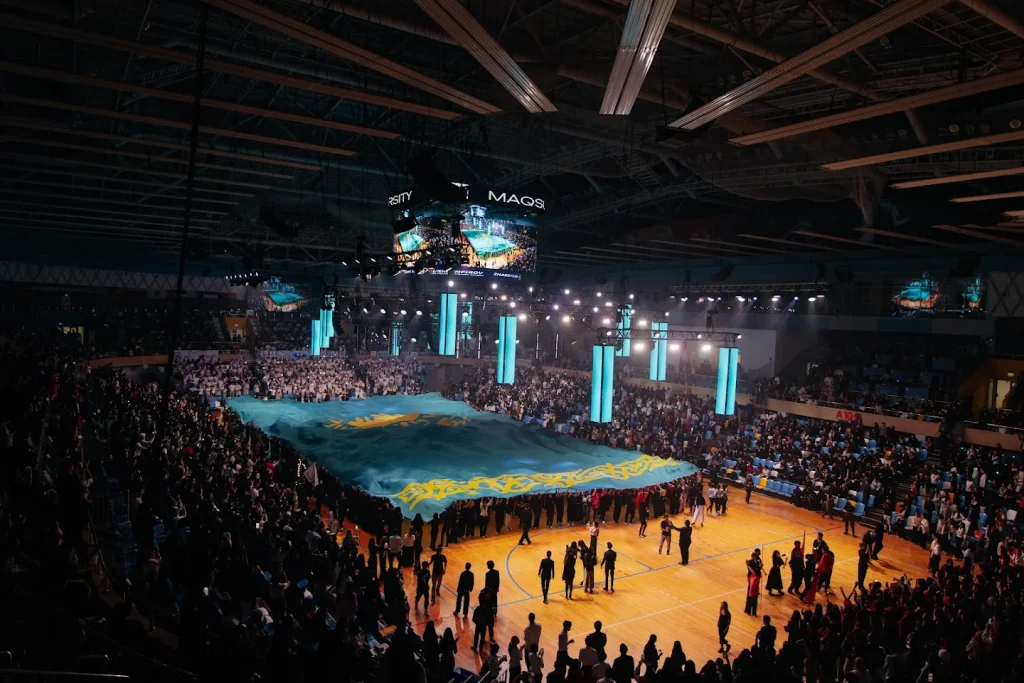 Студенты MNU раскрыли самый большой флаг Казахстана и флаг «Закон и порядок»