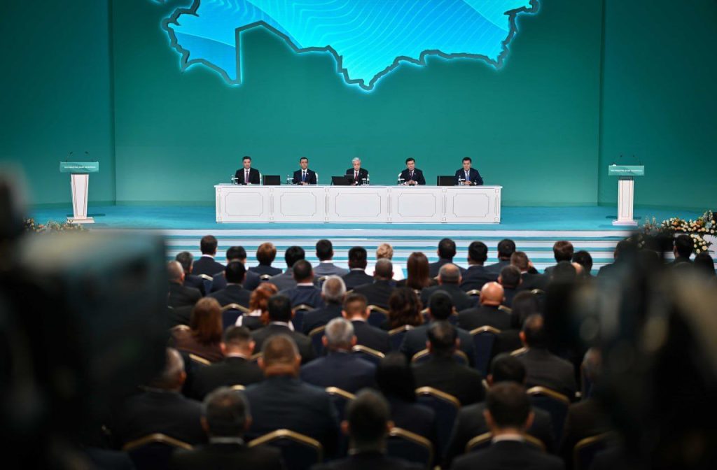 Токаев потребовал объяснить, почему сельские акимы лишены доступа к госбазам