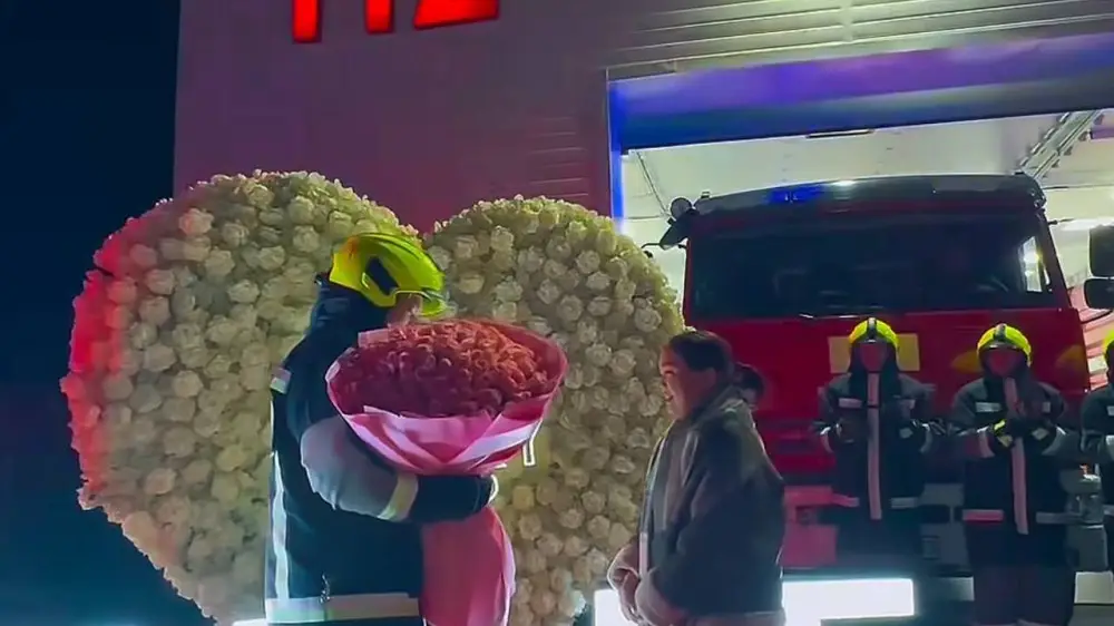 Marry me: необычное предложение руки и сердца от спасателя Кадр из видео