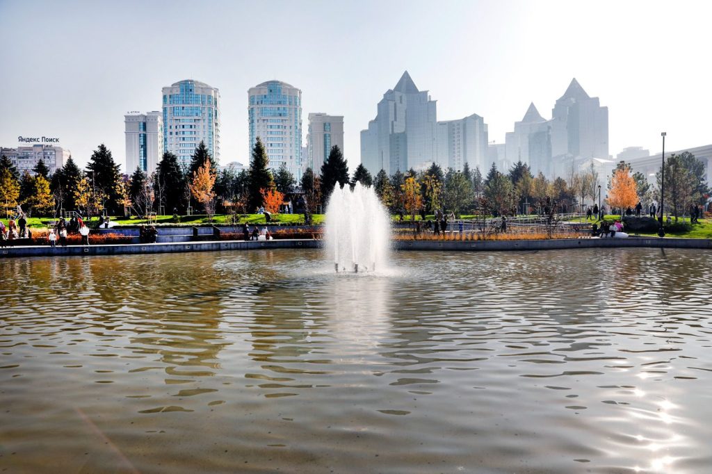 В Алматы открыли новый сквер с прудом и зонами отдыха на проспекте Назарбаева