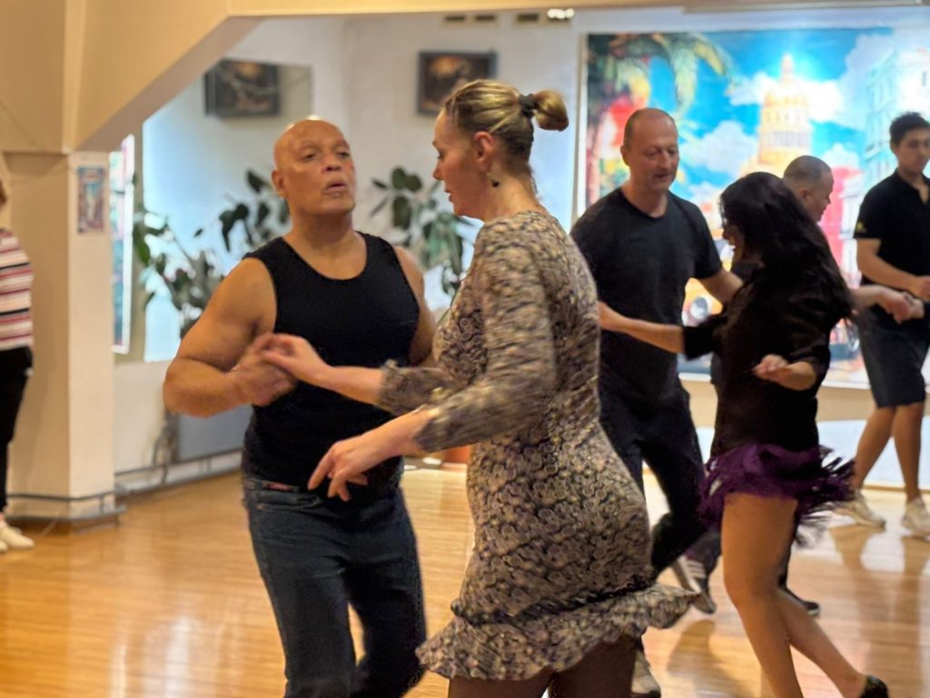 Кубинский ритм в сердце Алматы: как школа Мануэля Санчеса покоряет казахстанцев