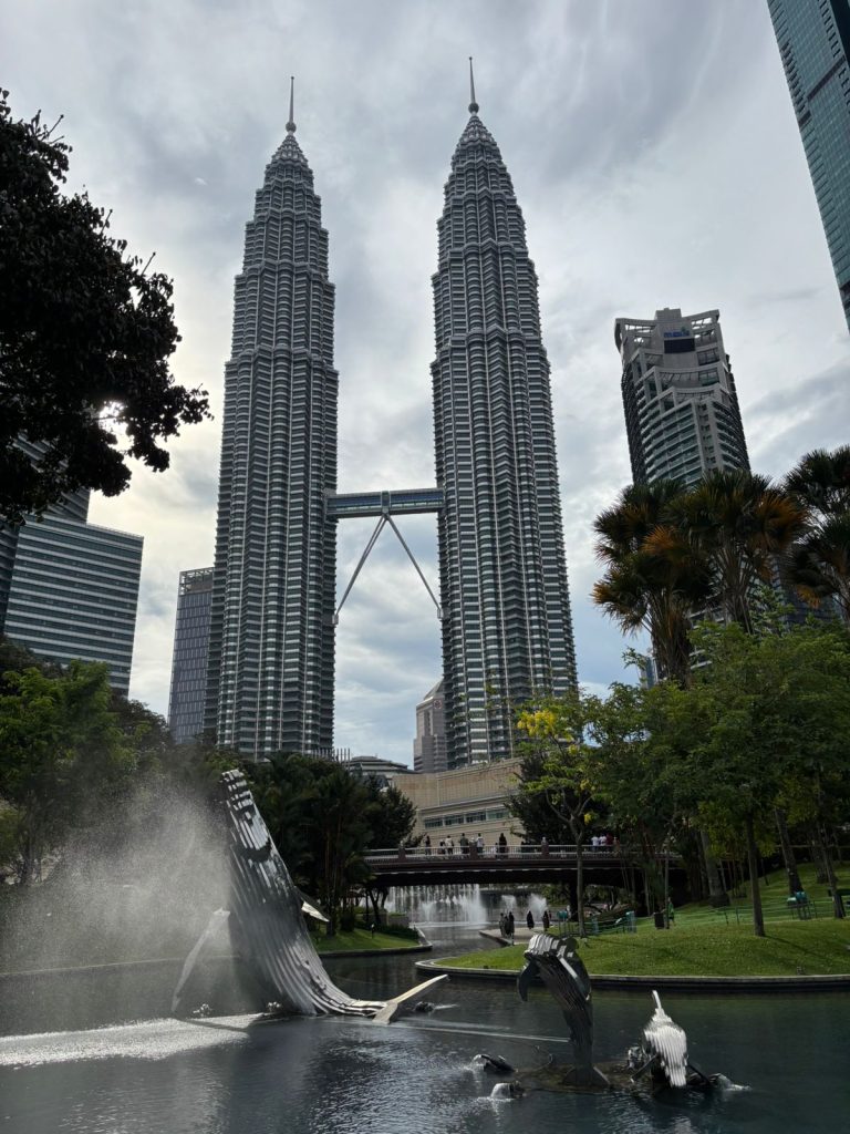 Башни Петронас: Сердце Куала-Лумпура, сияющее среди тропического неба