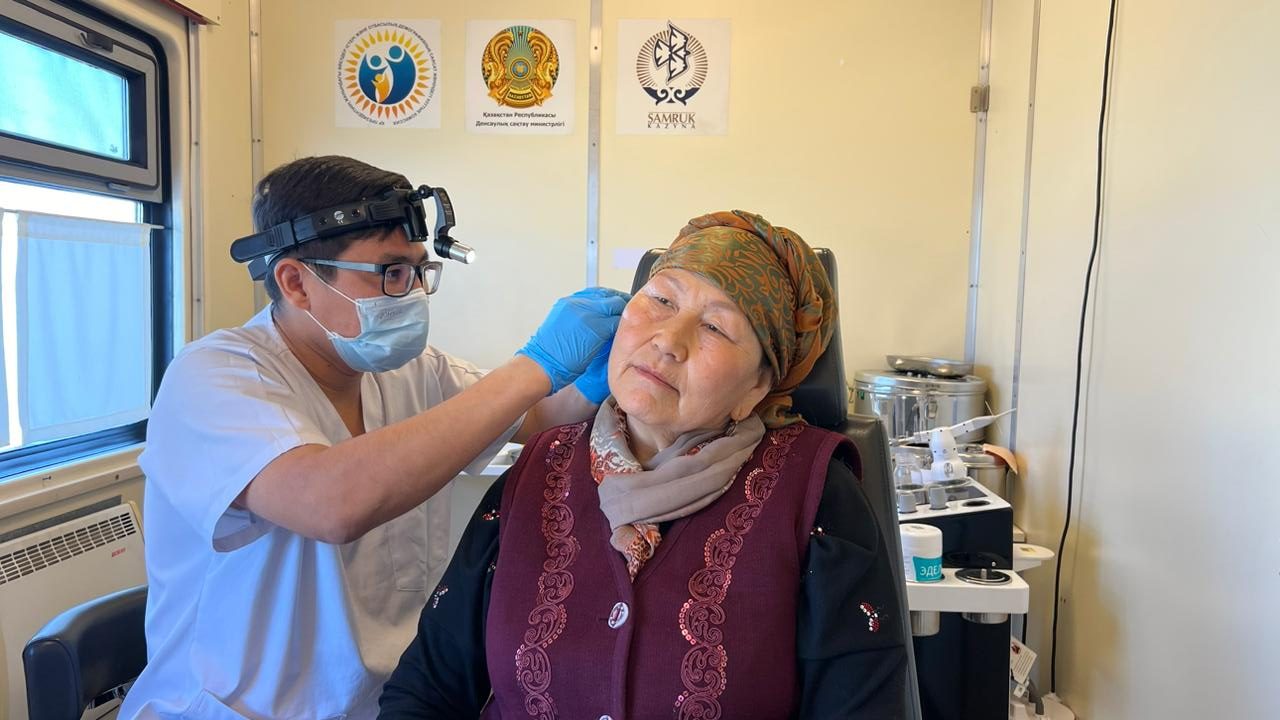 ЛОР проводит обследование