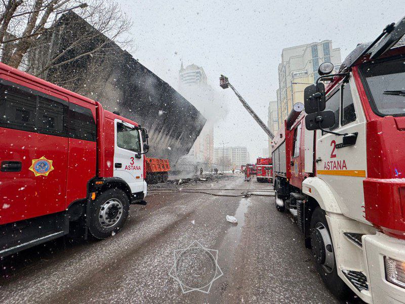 Крупный пожар в Астане: Огонь уничтожил пустующее здание и повредил грузовик