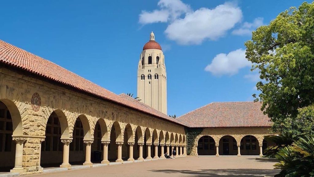 Стэнфорд: кузница IT-лидеров, где высокие технологии встречаются с искусством Родена