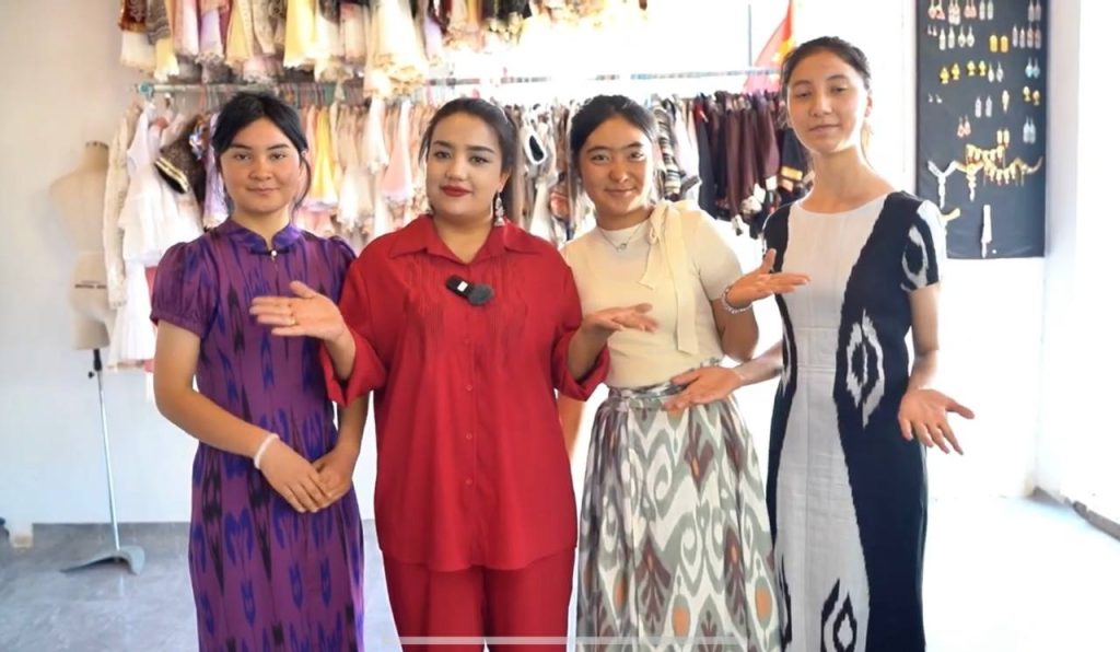 Фабрика Айнур в Кашгаре давно стала не просто местом работы — она превратилась в одну из самых тёплых и ярких точек старого города