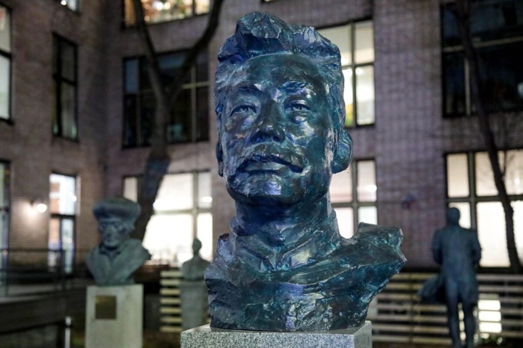 В Москве впервые установили бюст китайскому писателю Лу Синю