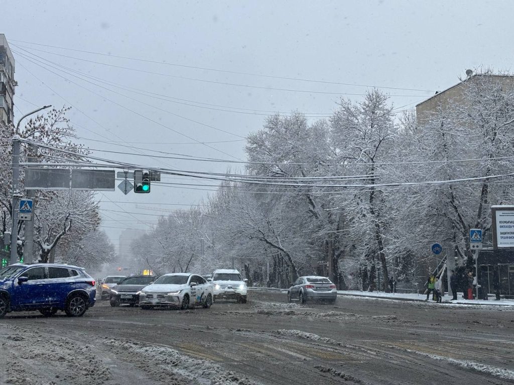 В Алматы ожидаются сильные пробки и гололёд: ДЧС призывает горожан к осторожности