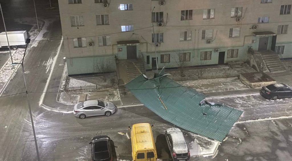 Сильный ветер оставил без света часть Атырауской области: повреждены здания и транспорт