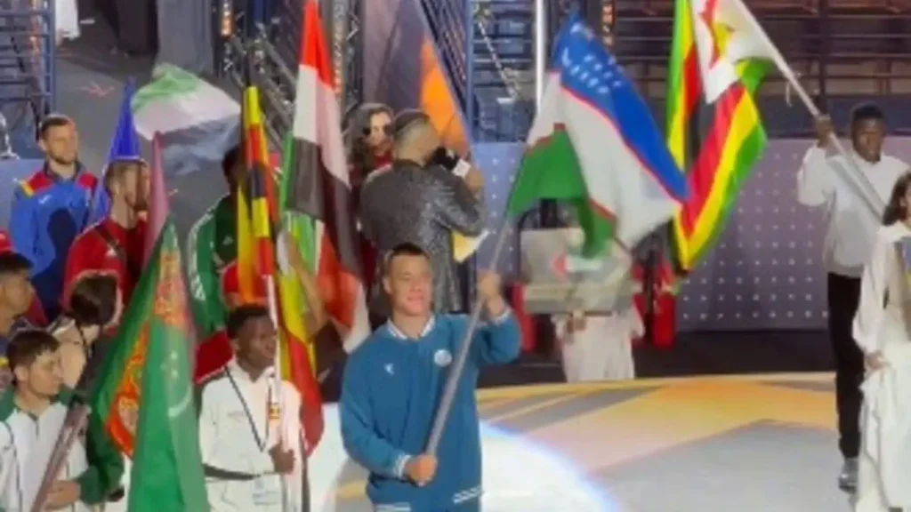 Этнический казах пронес флаг Узбекистана на церемонии открытия чемпионата мира по боксу Узбекская сборная по боксу