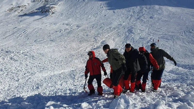 На Алматы надвигается непогода: к горожанам обратились спасатели Горы