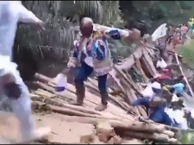 Деревянный мост в Конго за $2 млн рухнул в первый же день Конго