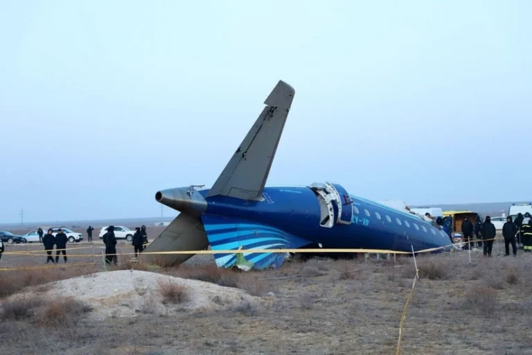 Хвостовая часть потерпевшего крушение самолета Embraer 190