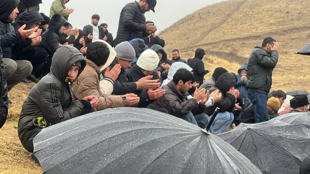 В Сеть слили видео смертельного нападения на 10-летнего школьника Кобилджона Алиева Похороны Кобилджона Алиева в Таджикистане