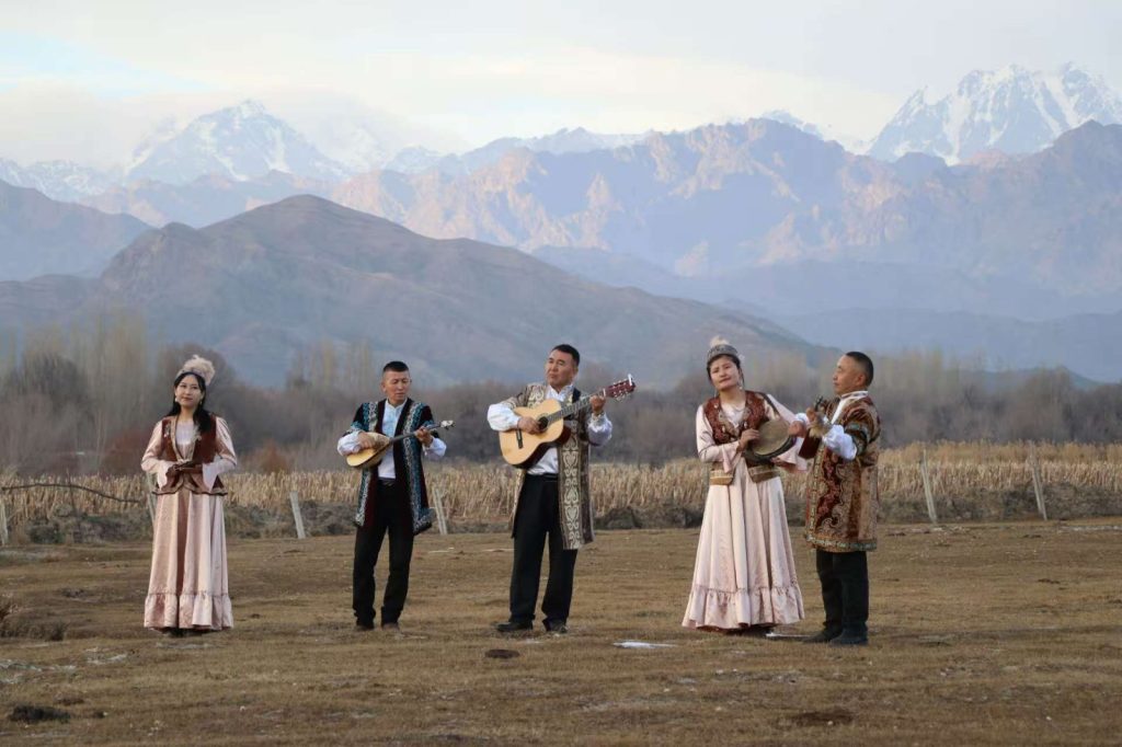 Музыкальный ансамбль синьцзянских пастухов исполняет песни о новой жизни