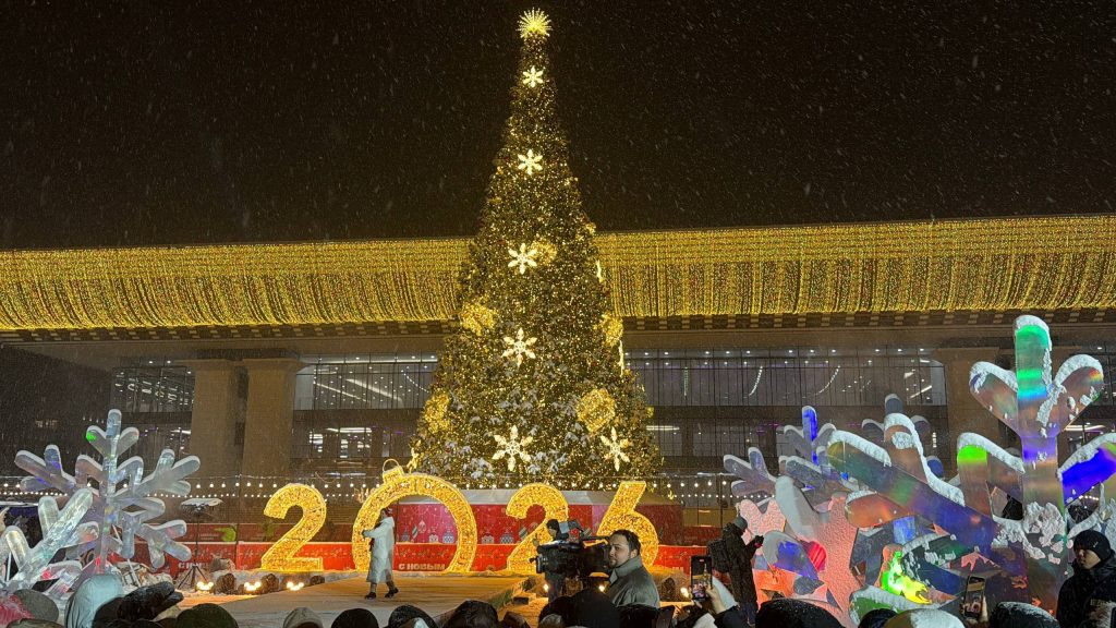 Огни праздника: в Алматы торжественно зажгли главную елку города