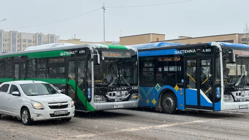 В Алматы автобус врезался в троллейбус на проспекте Достык: пострадала пассажирка