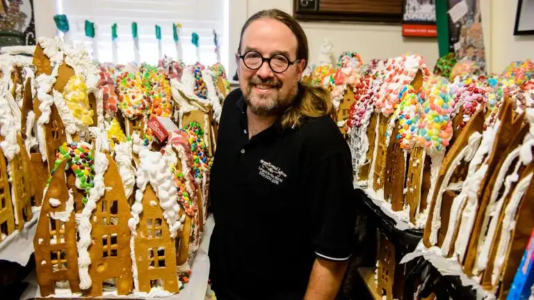 Шеф-повар из Нью-Йорка создал пряничную деревню из 755 домиков