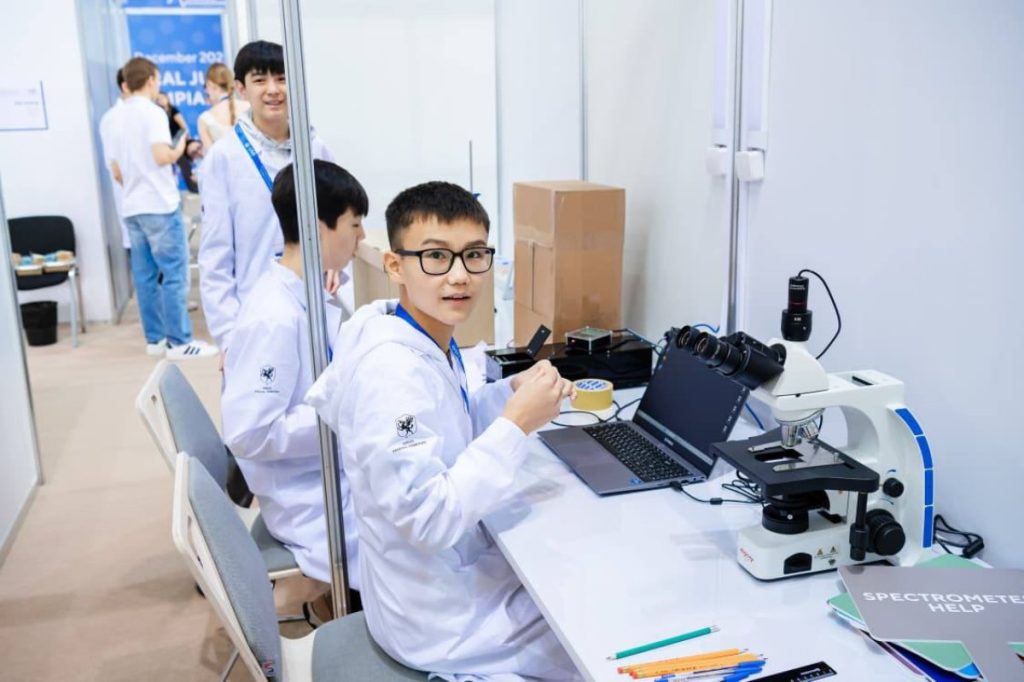 Казахстан введёт государственные премии для победителей международных научных конкурсов и их педагогов