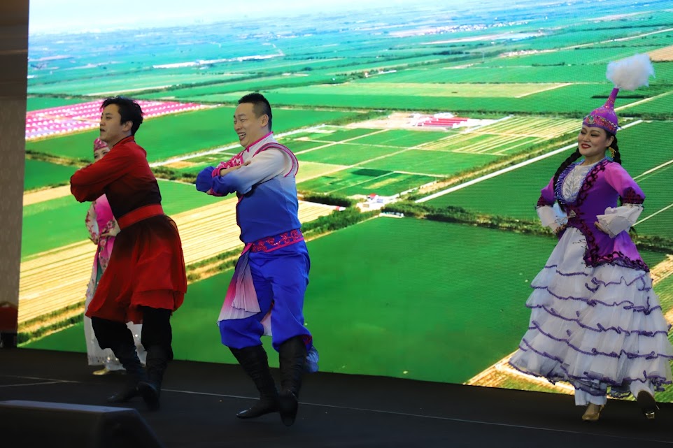 «Синьцзян — чудесное место»: как Алматы на один вечер стал перекрёстком культур Шёлкового пути Синьцзян - чудесное место