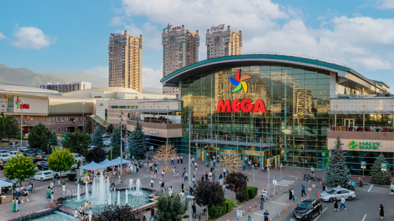 Эвакуация в ТРЦ Mega Alma-Ata после сообщения о бомбе