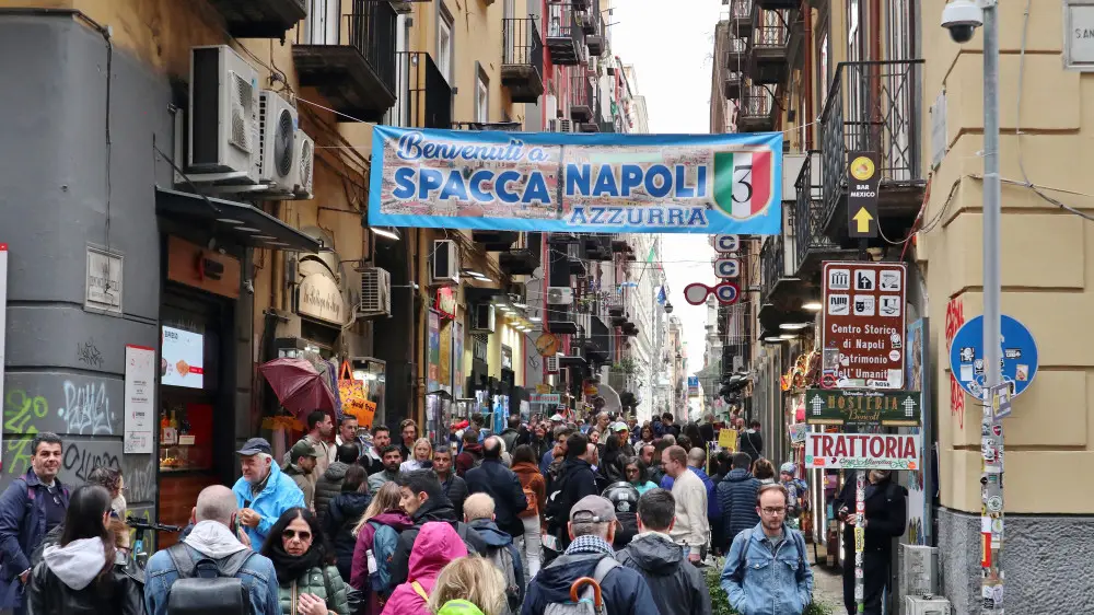 “Нужен лимит“: в Неаполе туристов упрекнули в “смерти города“ Неаполь