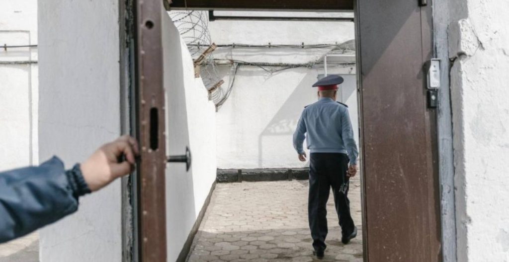 В колонии Павлодарской области раскрыли «VIP-камеру» с интернетом, баней и приёмами гостей