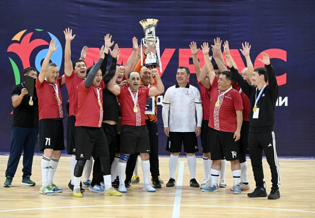 Команда президента Садыра Жапарова стала серебряным призёром футбольного турнира «Мурас» Садыр Жапаров