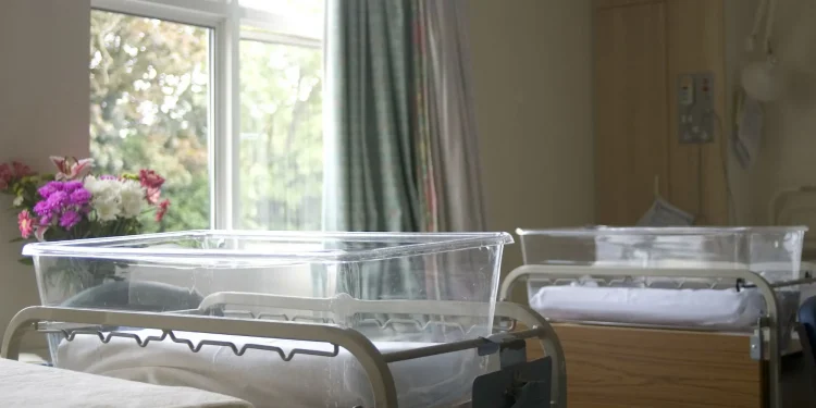 В Алматы 19-летняя девушка родила и оставила младенца в роддоме Роддом в Алматы