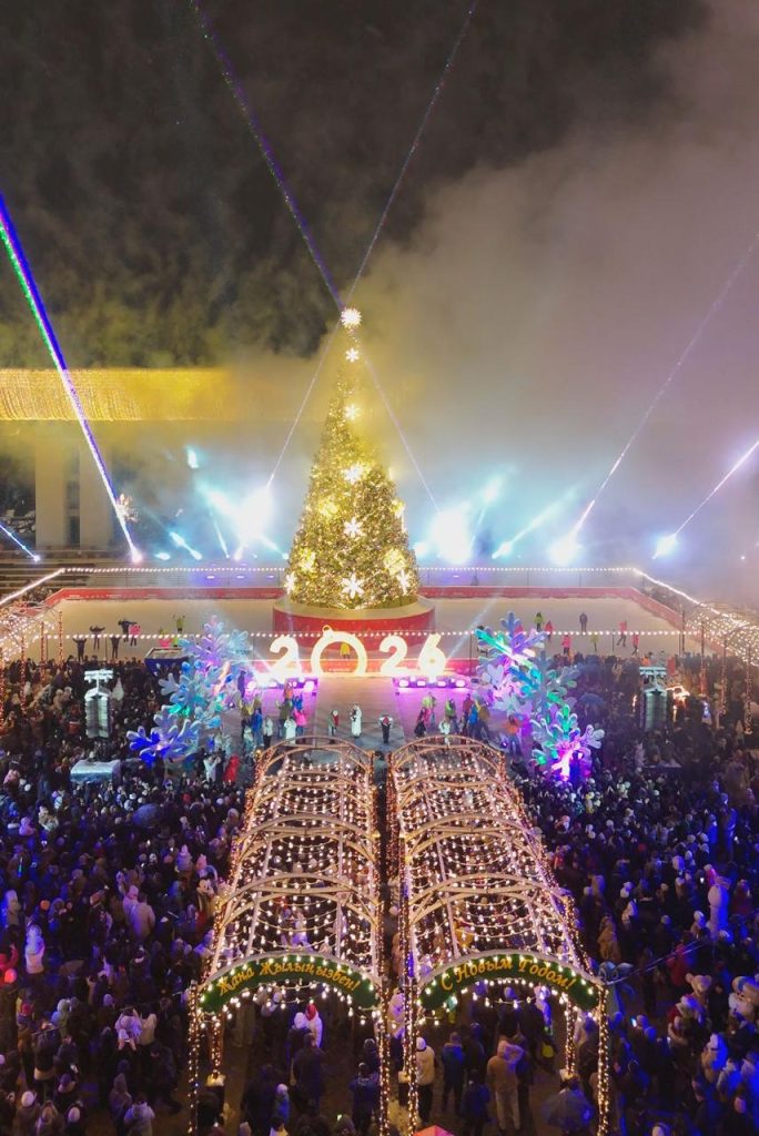 Алматыда жаңа жылдық бас шыршаның шамы жағылды Алматы шырша