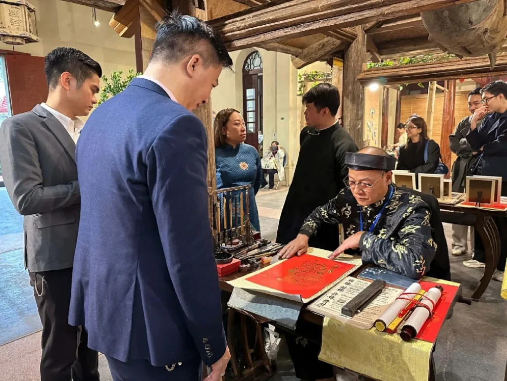 Пространство для каллиграфии привлекает множество людей, желающих принять участие и получить новый опыт. Фото: Vov