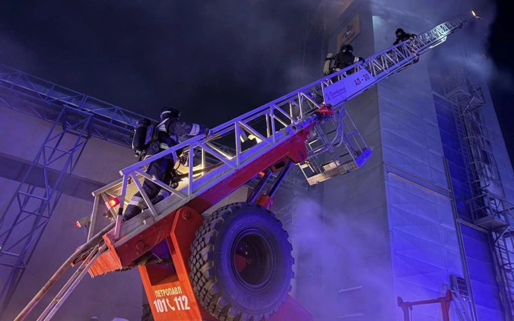 Казахстанские спасатели совершили более 200 выездов в новогоднюю ночь